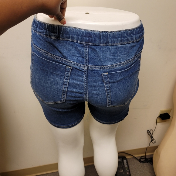 Plus size jean shorts - Picture 2 of 6
